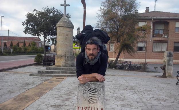 Imagen principal - El autor del libro, Francisco Contreras Gil, en un hito que anuncia el inicio del Camino en Castilla y León, y en una placa en Atapuerca. Además, iglesia de San Juan de Ortega, en Burgos, escenario del 'milagro de la luz'. 