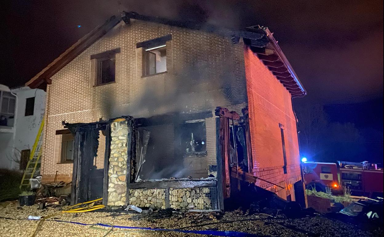 Casa afectada por el incendio de madrugada en la localidad de La Robla.