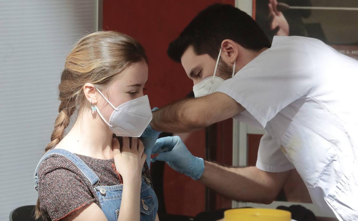 Una mujer recibe una vacuna contra el coronavirus en Valladolid.