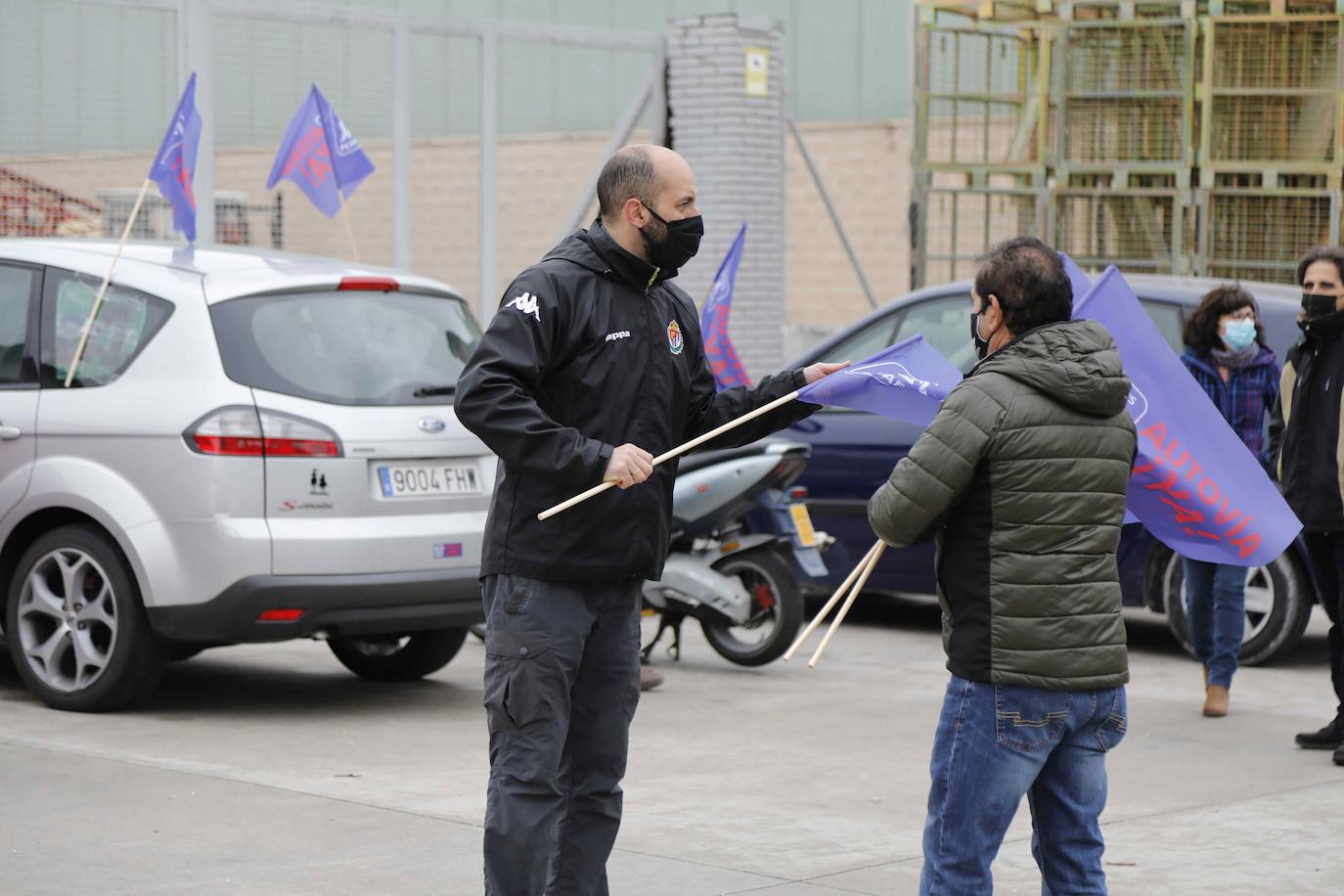 Los coches se echan a la calle para reivindicar la Autovía del Duero. 