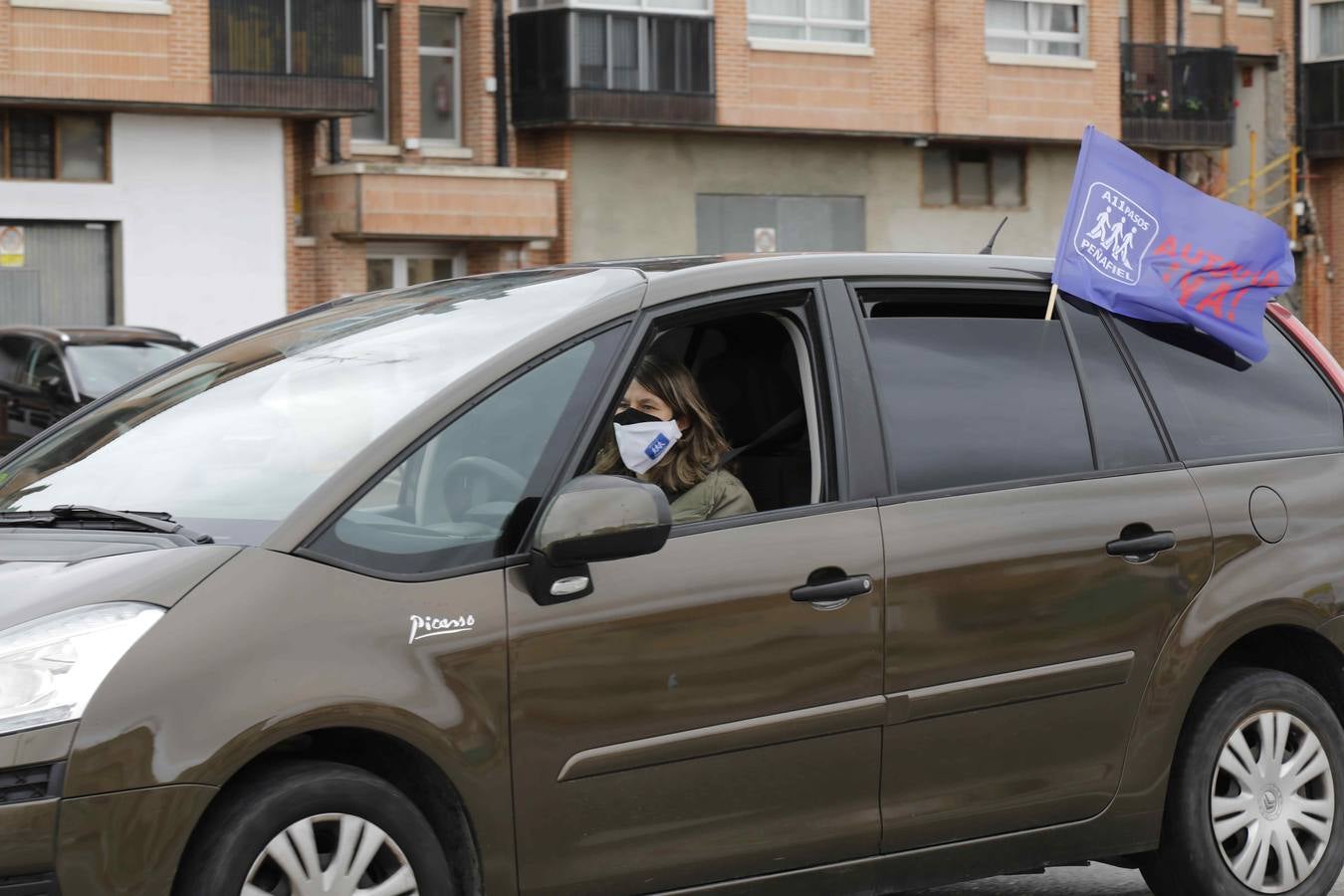 Los coches se echan a la calle para reivindicar la Autovía del Duero. 