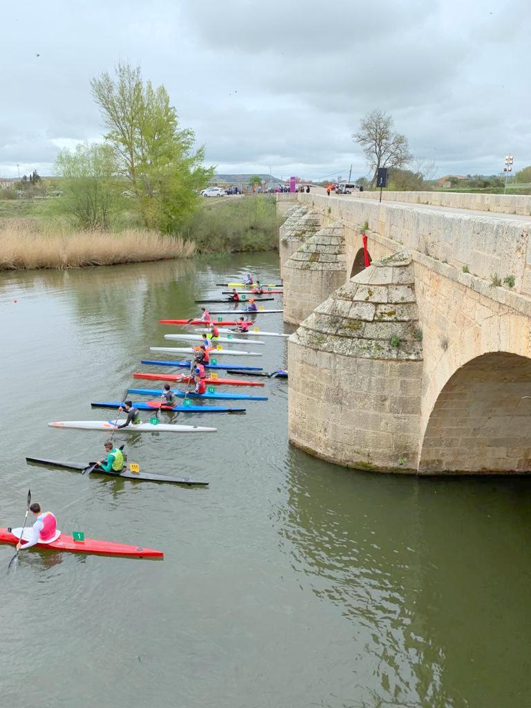 Piragüistas durante el Campeonato celebrado en Torquemada