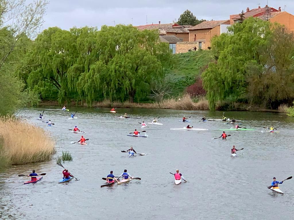 Piragüistas durante el Campeonato celebrado en Torquemada