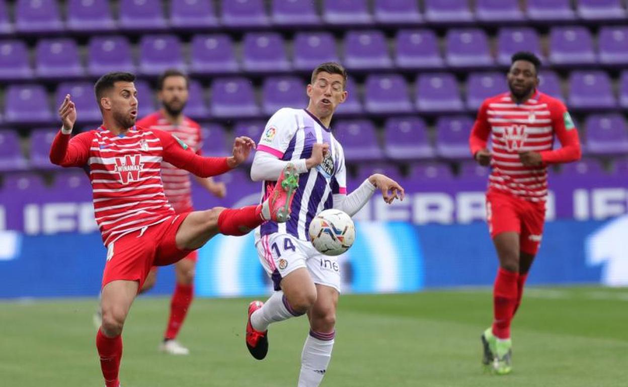 Montoro despeja una pelota ante Alcaraz