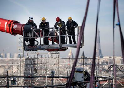 Imagen secundaria 1 - La obra del siglo. De izquierda a derecha. Aspecto devastado de la nave central tras el incendio y bomberos supervisando el estado de la cubierta. Debajo, los técnicos se afanan en consolidar la estructura.