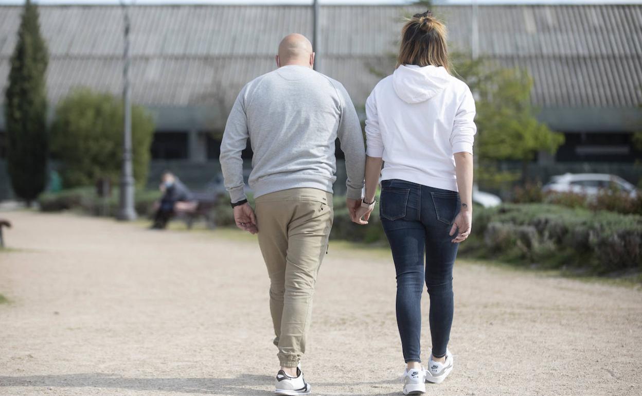 Rubén y Cristina, los padres de Lucca, pasean de la mano. 