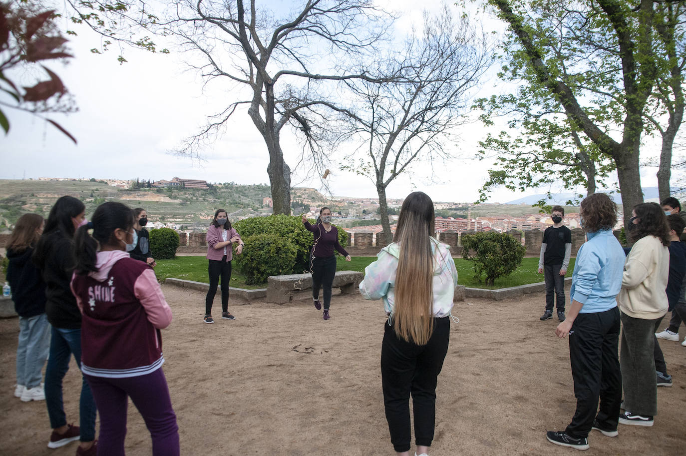 Uno de los juegos realizados ayer en el jardín de los Zuloaga.