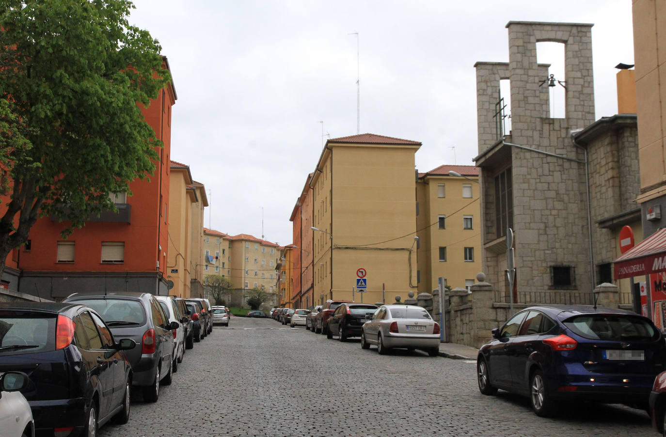 Calle Tomasa de la Iglesia, una de las principales del barrio, que será renovada este año.