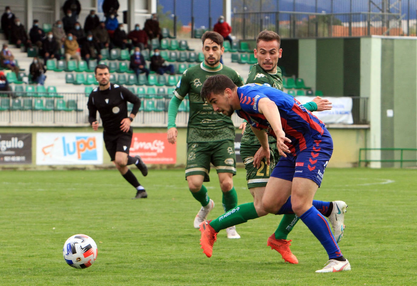 Jugadas del encuentro entre la Segoviana y el Astorga.
