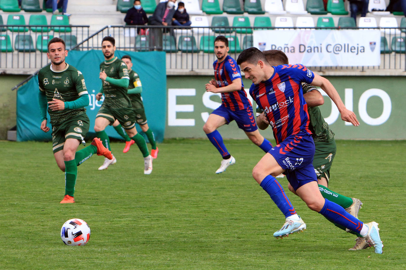 Jugadas del encuentro entre la Segoviana y el Astorga.