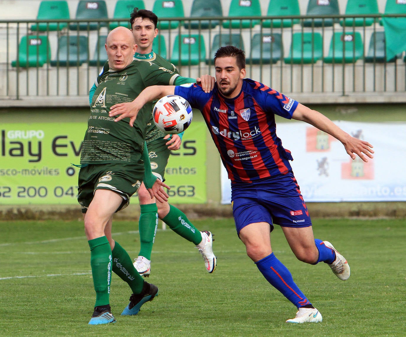 Jugadas del encuentro entre la Segoviana y el Astorga.