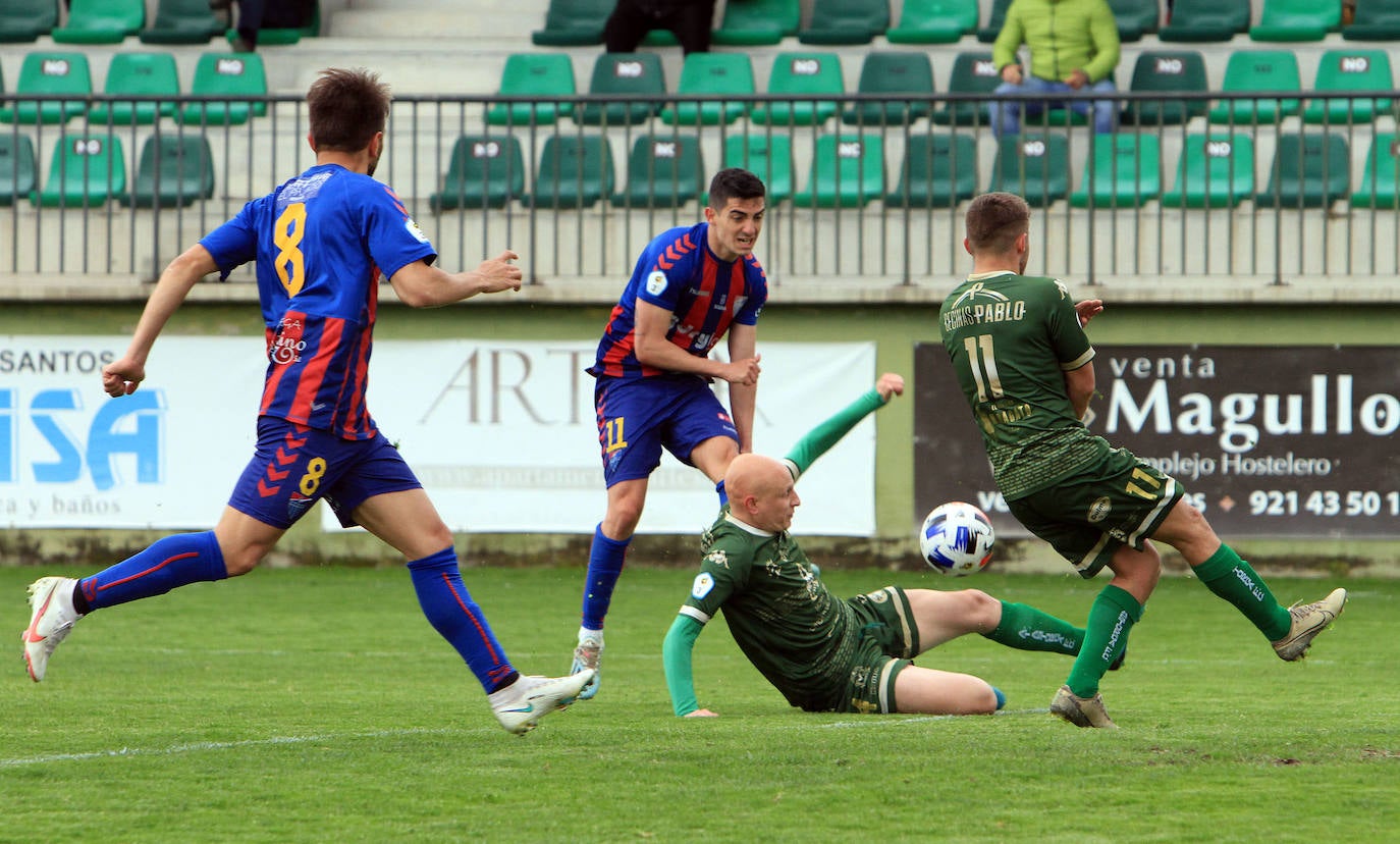 Jugadas del encuentro entre la Segoviana y el Astorga.