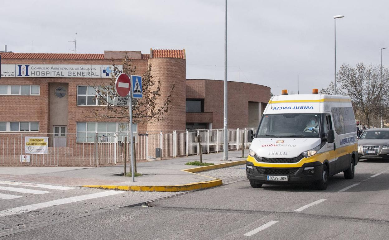 Una ambulancia circula por las inmediaciones del Hospital General de Segovia. 