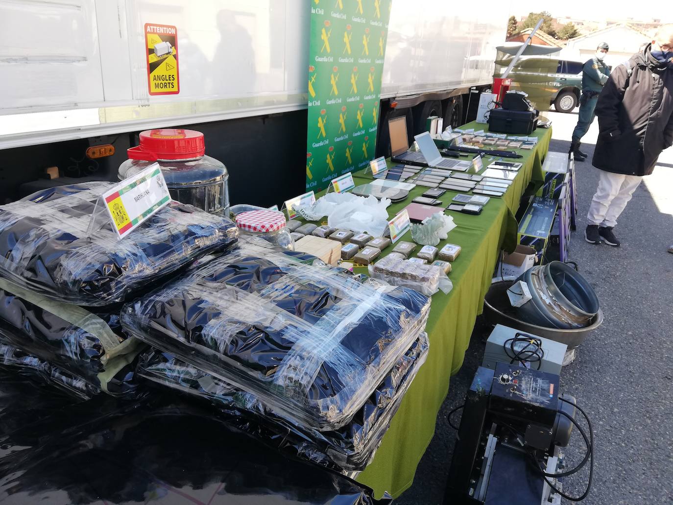 Parte del material incautado por la Guardia Civil.