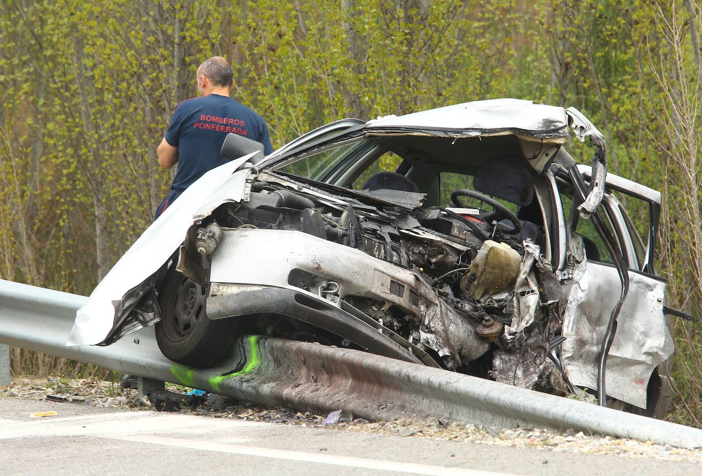 Imagen del accidente entre dos turismos en Rodanillo (León).