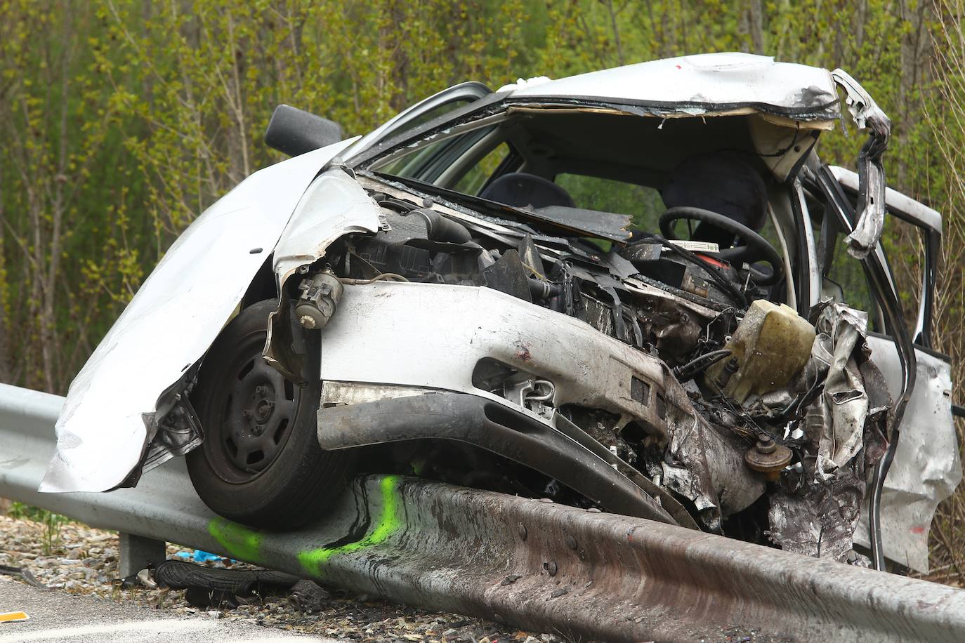 Imagen del accidente entre dos turismos en Rodanillo (León).