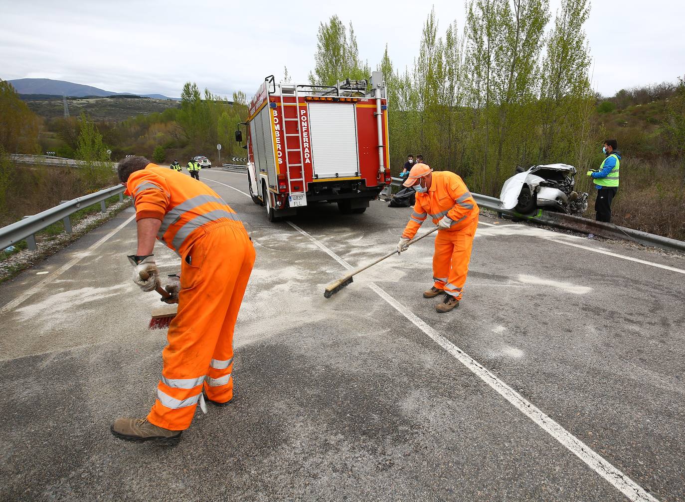Imagen del accidente entre dos turismos en Rodanillo (León).
