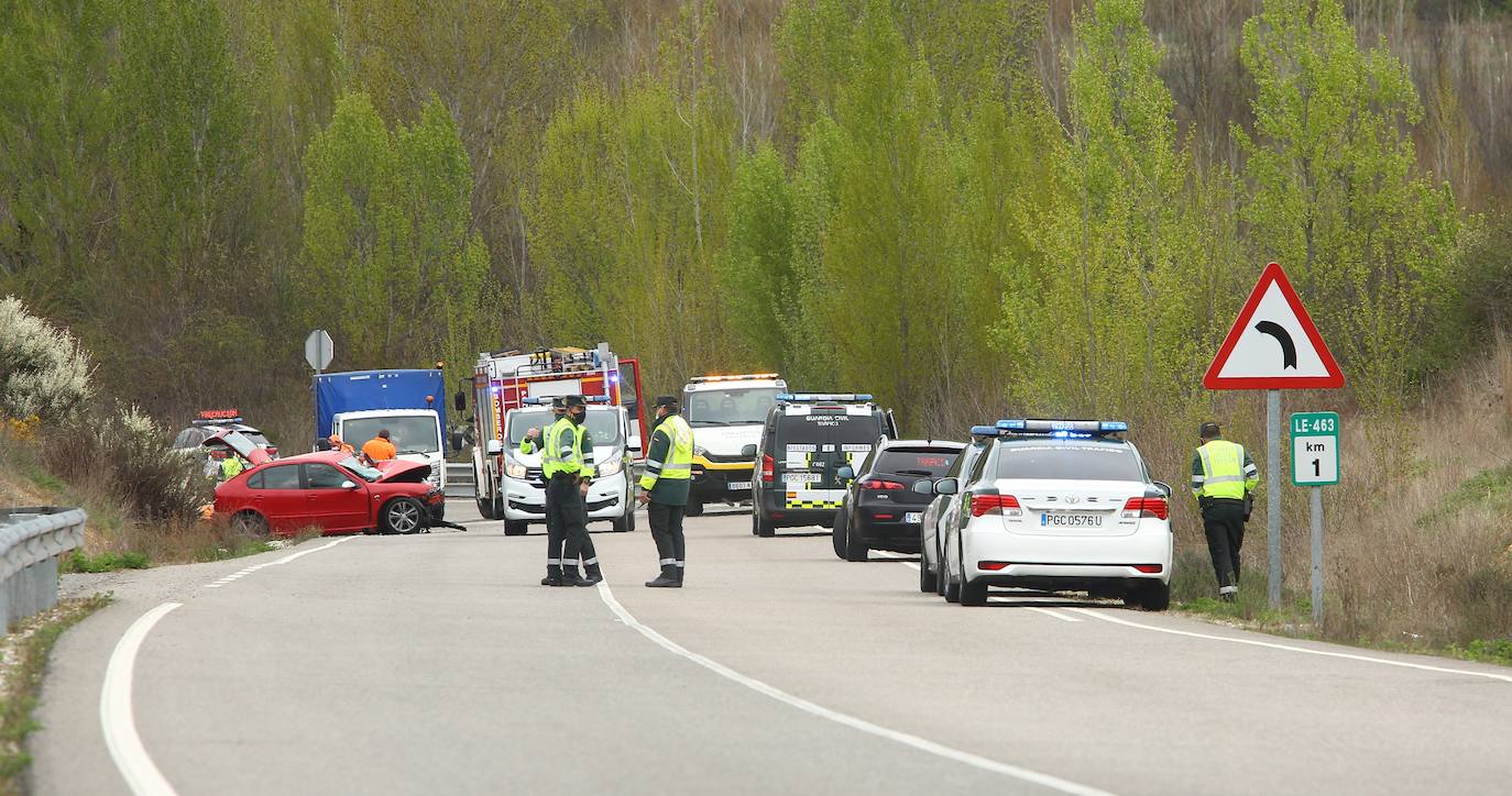 Imagen del accidente entre dos turismos en Rodanillo (León).
