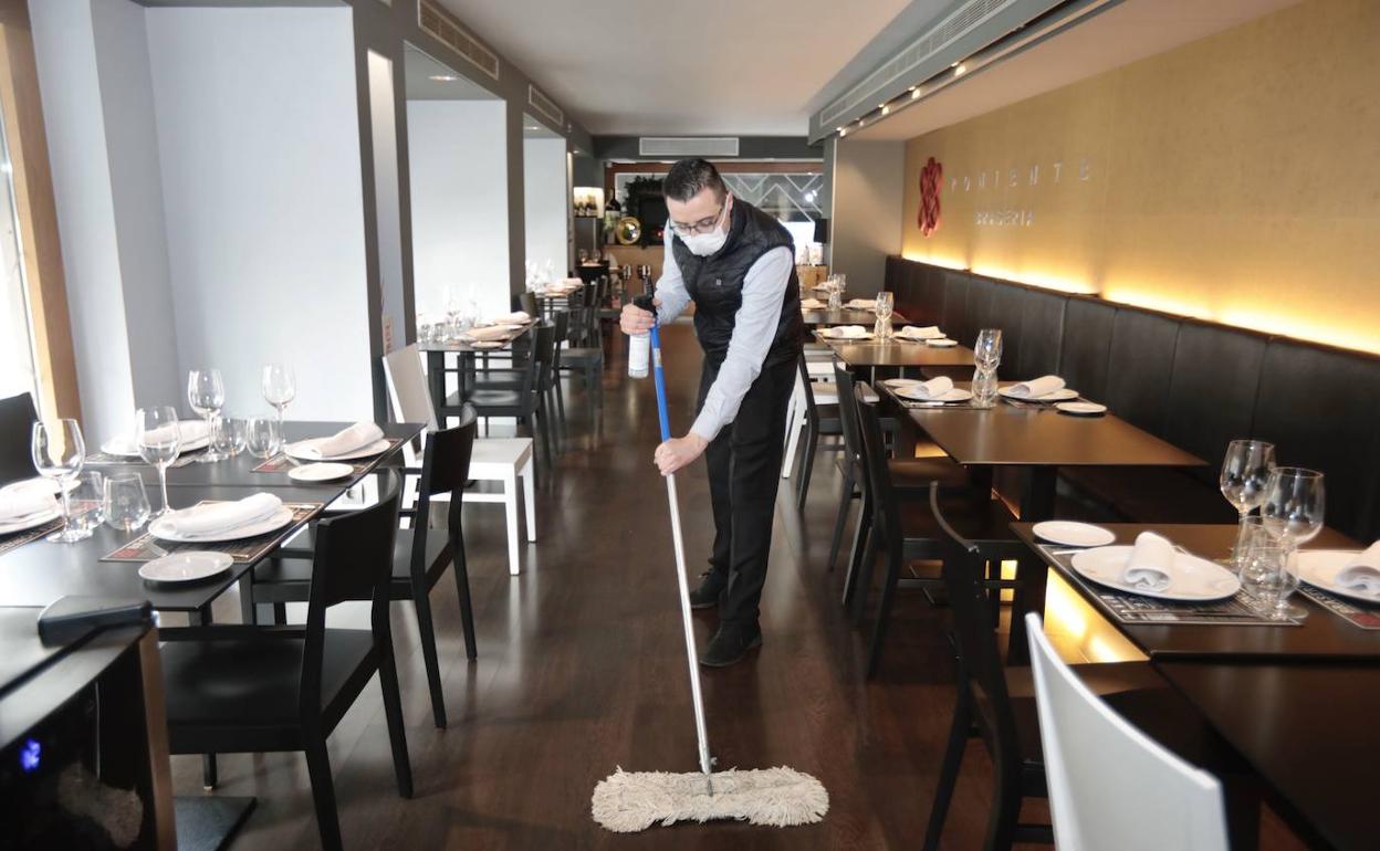 Limpieza de un restaurante en Valladolid en una imagen de archivo.