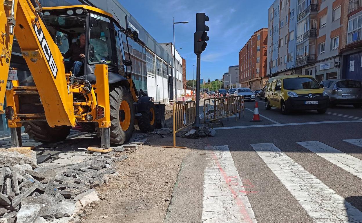 Obras en la calle Benito Menni para la renovación de redes de saneamiento y abastecimiento.