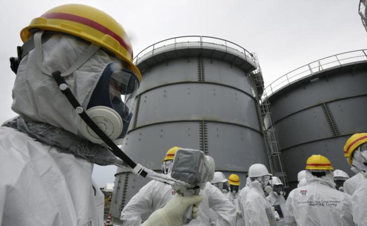 Funcionarios de Tokyo Electric Power Corporation miden los niveles de radiación en el área del tanque H4 en la planta de energía nuclear de Fukushima 