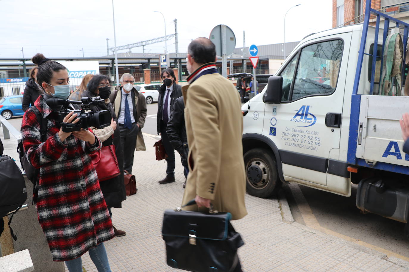 Un grupo de personas se concentra a las puertas de los Juzgados de León para recibir a los acusados por el accidente minero de 2013 en el pozo Emilio del Valle.