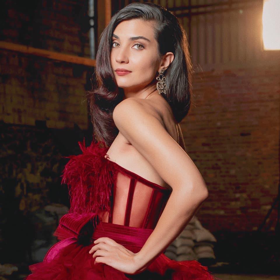 Tuba Büyüküstün, intérprete de dos de las series turcas de mayor fama internacional, 'Amor de contrabando' y 'Sühan, venganza y amor', figura en el puesto número 29, dentro de las feminas más bellas del ranking elaborado por 'Top Beauty World'.