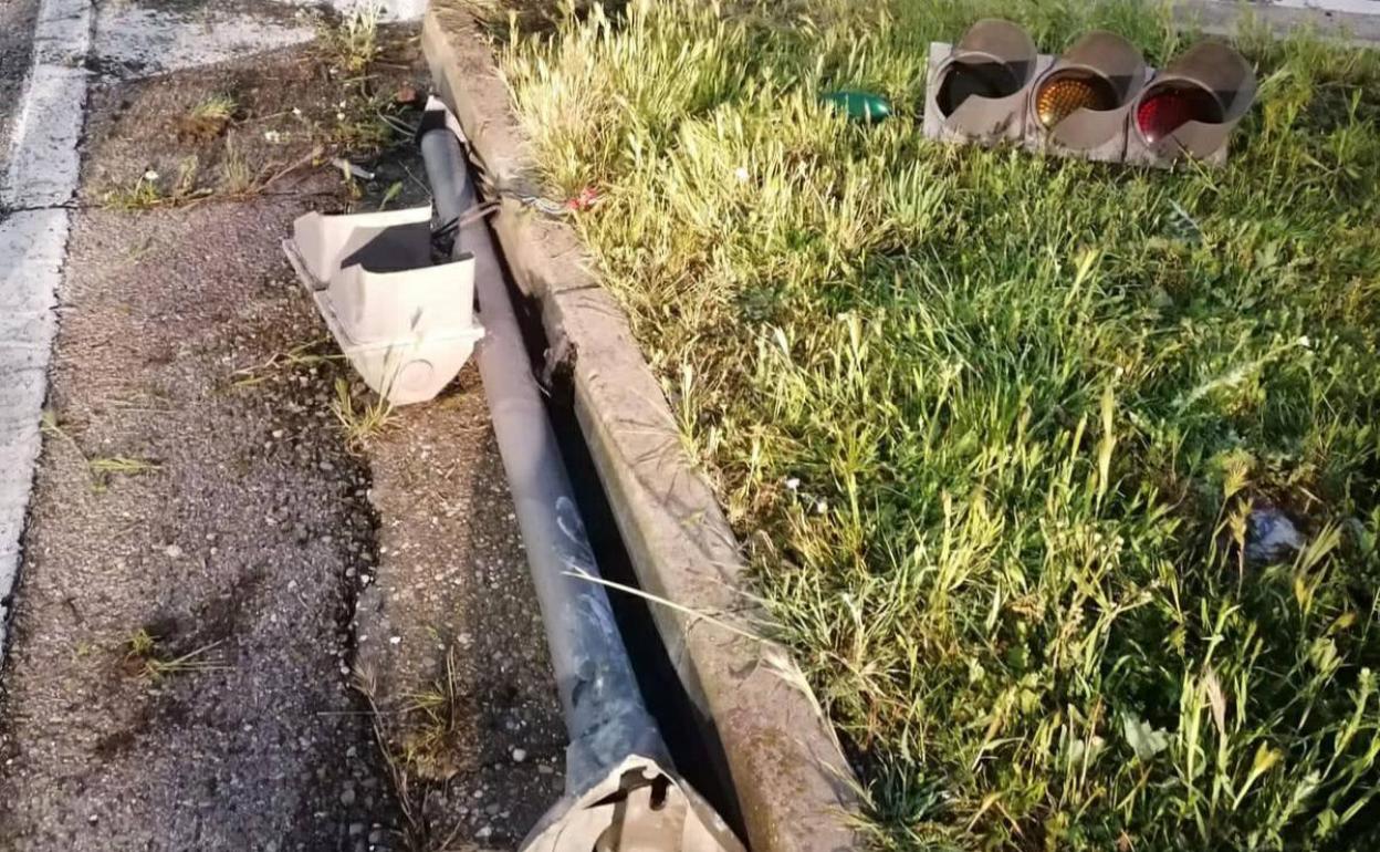 Restos de un semáforo contra el que impactó uno de los vehículos implicados.