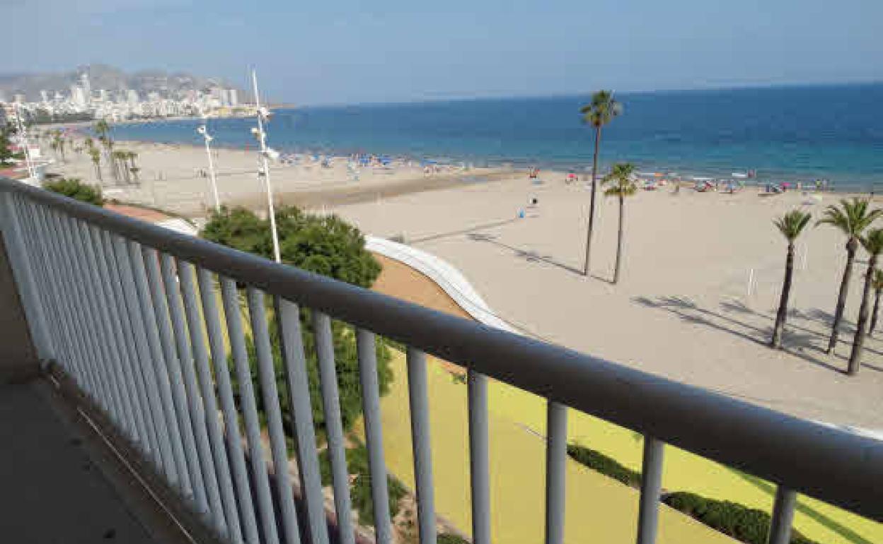 El apartamento se encuentra en primera línea de playa. 