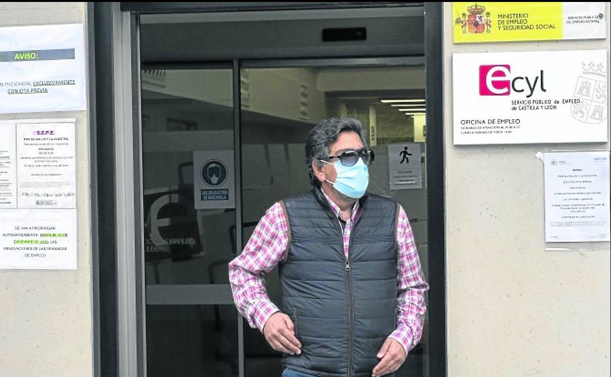 Un hombre sale de una oficina de empleo del SEPE / Ecyl.