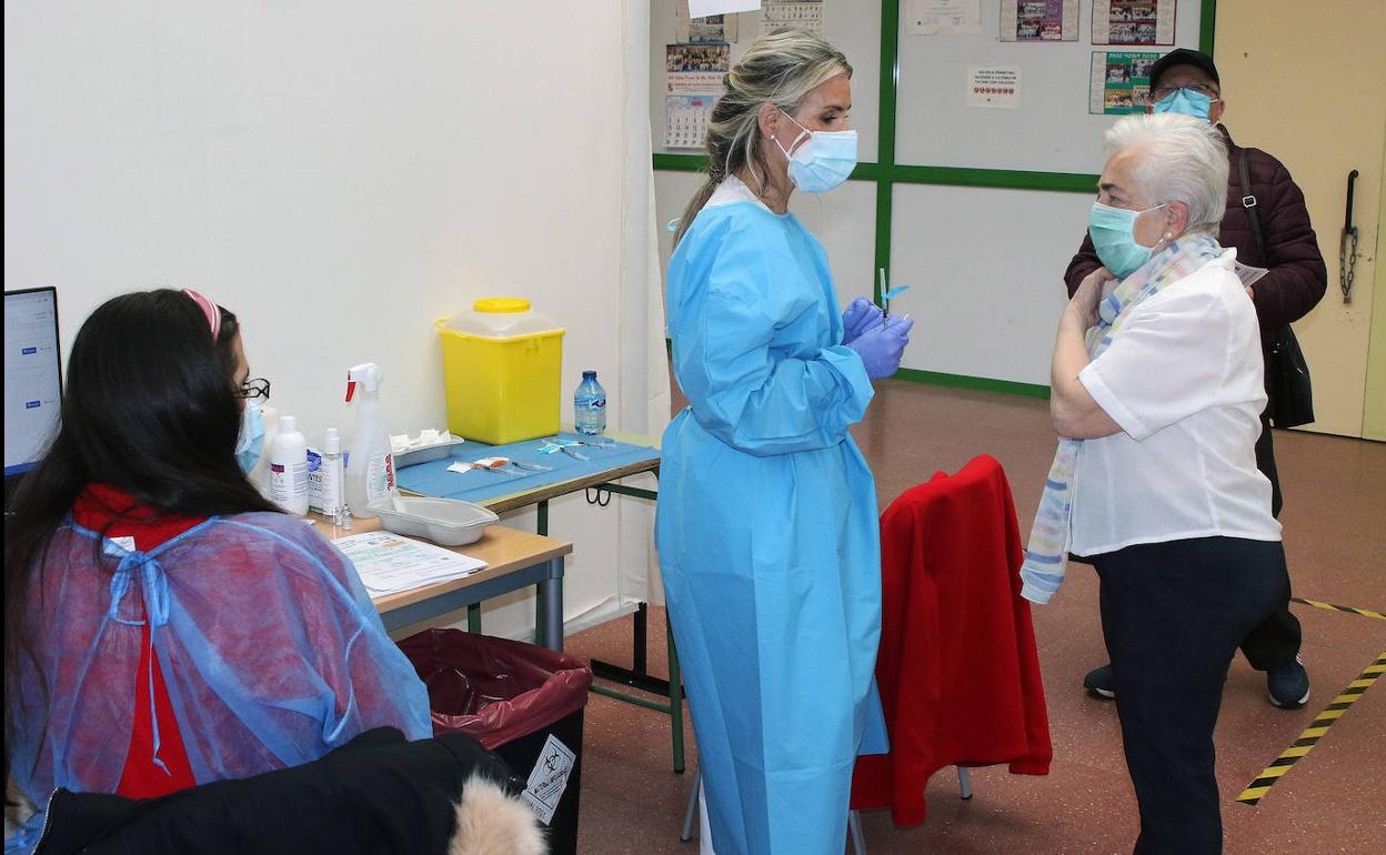 Una mujer recibe este martes la vacuna contra el coronavirus en uno de los puestos del Pedro Delgado, en Segovia. 