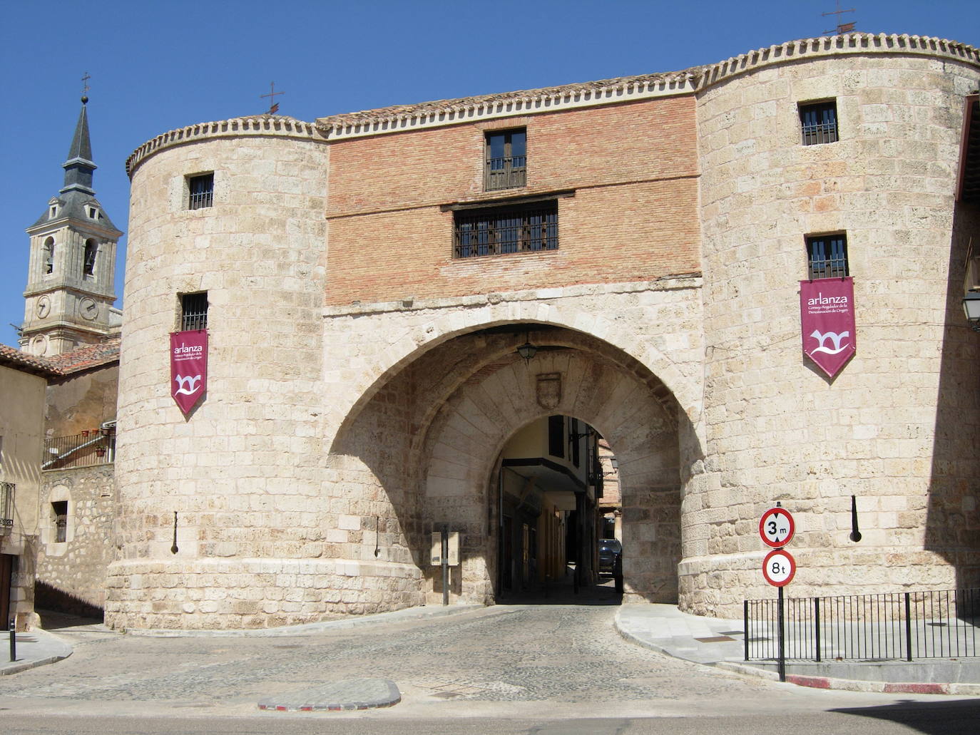 Puerta de la Carcél, sede del Consejo Regulador de la Denominación de Origen Arlanza. 