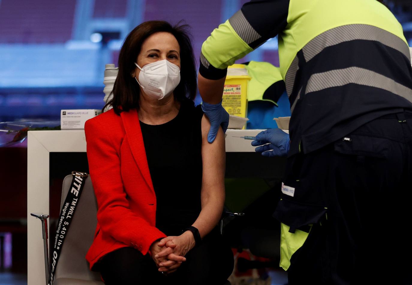 La ministra de Defensa Margarita Robles, recibió la primera dosis de la vacuna de AstraZeneca, el día 1 de abril en el estadio Wanda Metropolitano en Madrid.