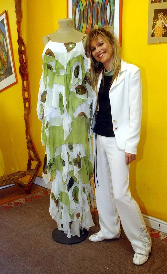 2004. La diseñadora María Lafuente, ganadora de la I Edición de la Pasarela de Castilla y León nos muestra un diseño con el que participará en la III edición.