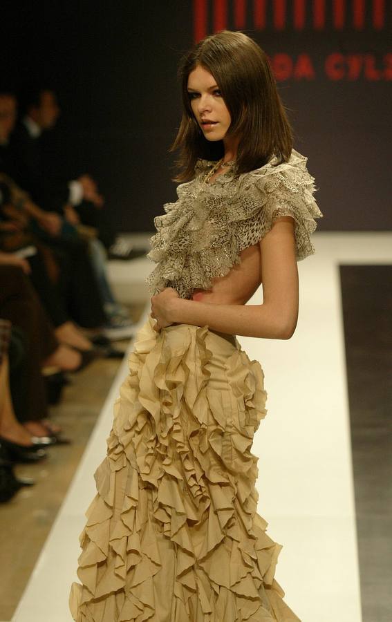 2005. Vestido con volantes de María Lafuente, en la IV Pasarela de la Moda de Castilla y León.