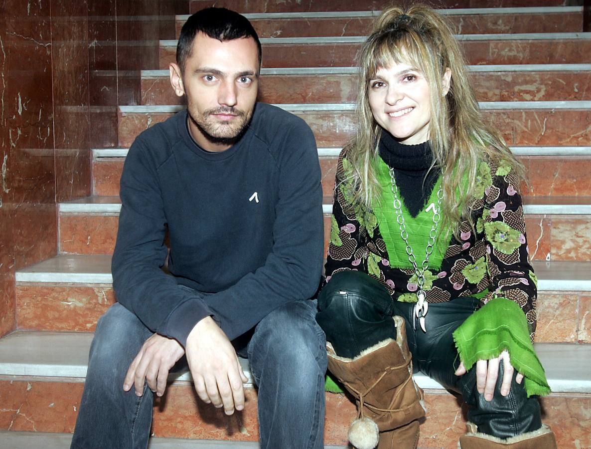2005. Los diseñadores David Delfín y María Lafuente posan en la Facultad de Filosofía y Letras de Valladolid.