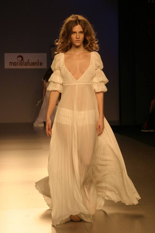 2006. Vestido de novia de la diseñadora leonesa que participará en la Feria Internacional de Moda de Dusseldorf.