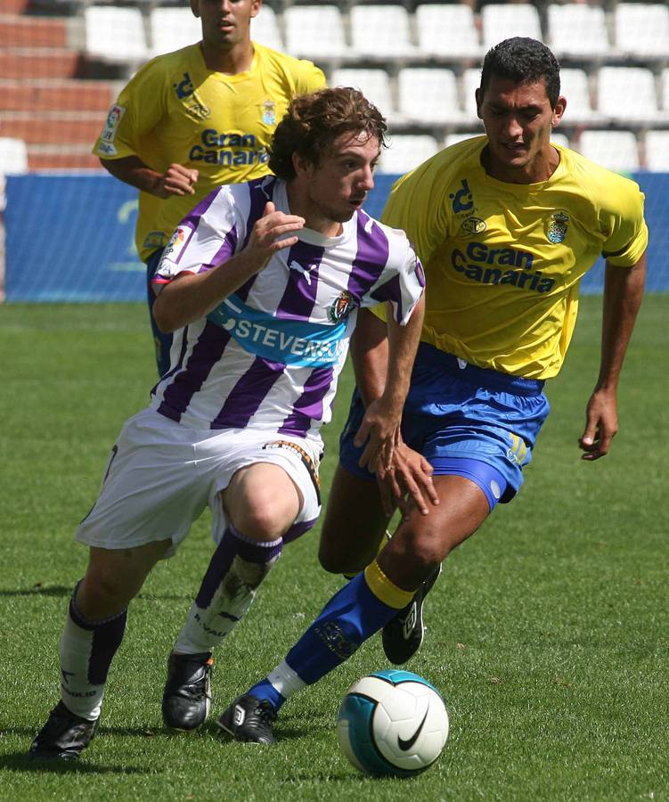 03.09.06 Sisi se escapa de la marca del defensa canario Juanma en el partido entre el Real Valladolid y Las Palmas.