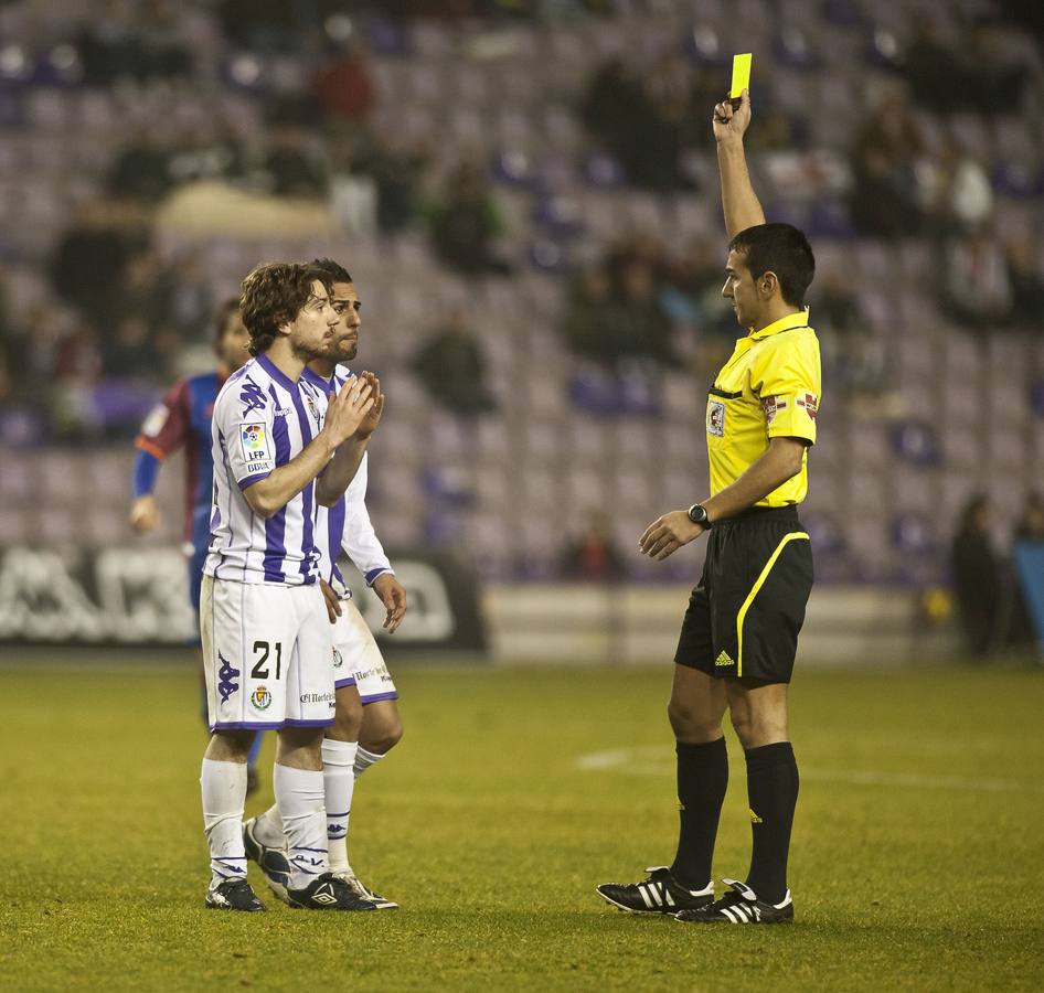 15.01.11 El colegiado Pérez Montero saca la tarjeta amarilla a Sisi en el partido entre el Real Valladolid y el Huesca. (