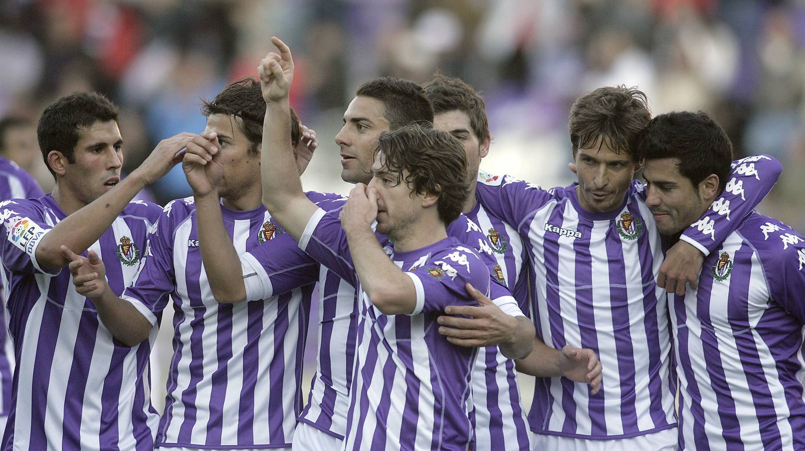 25.10.11 Los jugadores del Real Valladolid dedican el segundo gol al Alcoyano, obra de Sisi, a Marc Valiente, que se tuvo que retirar con un golpe en la nariz.