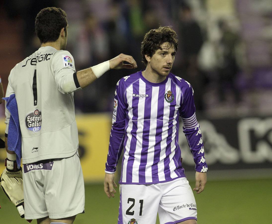 03.03.12 El guardameta del Celta, Sergio Álvarez, consuela al jugador del Real Valladolid, Sisi al término del partido disputado en Zorrilla.