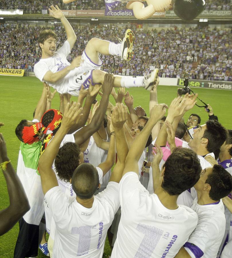 16.0612. La plantilla del Real Valladolid mantea a Sisi durante la celebración del ascenso a la Primera Division de fútbol tras ganar los play off al Alcorcón.