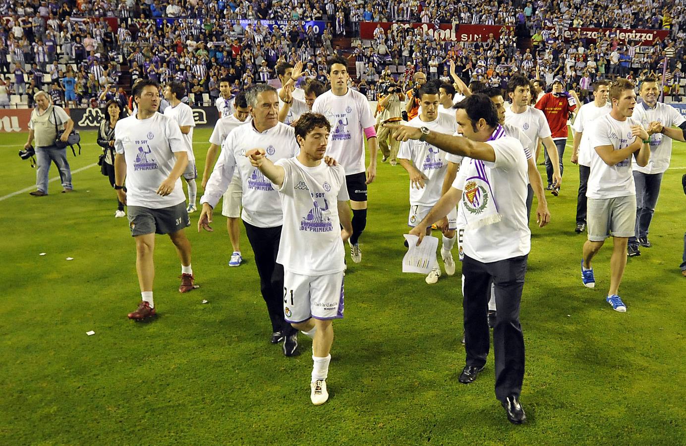 16.06.12 Los jugadores del Real Valladolid, con Sisi a la cabeza, celebran el ascenso a la Primera Division de fútbol tras ganar los play off al Alcorcón.