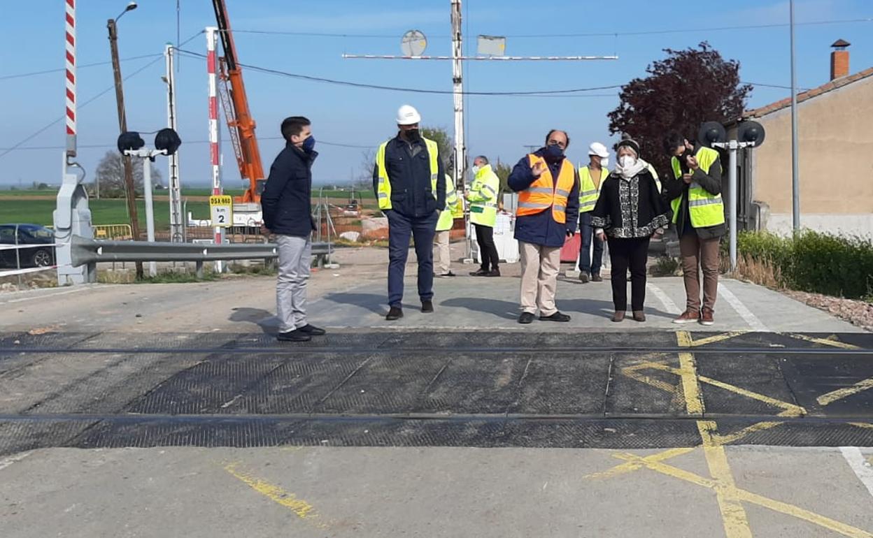 Un momento de la visita a uno de los pasos a nivel.