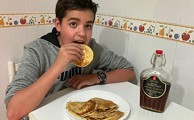 Manuel, da cuenta del resultado de sus tortitas que en esta ocasión degusta con sipore de arce. 