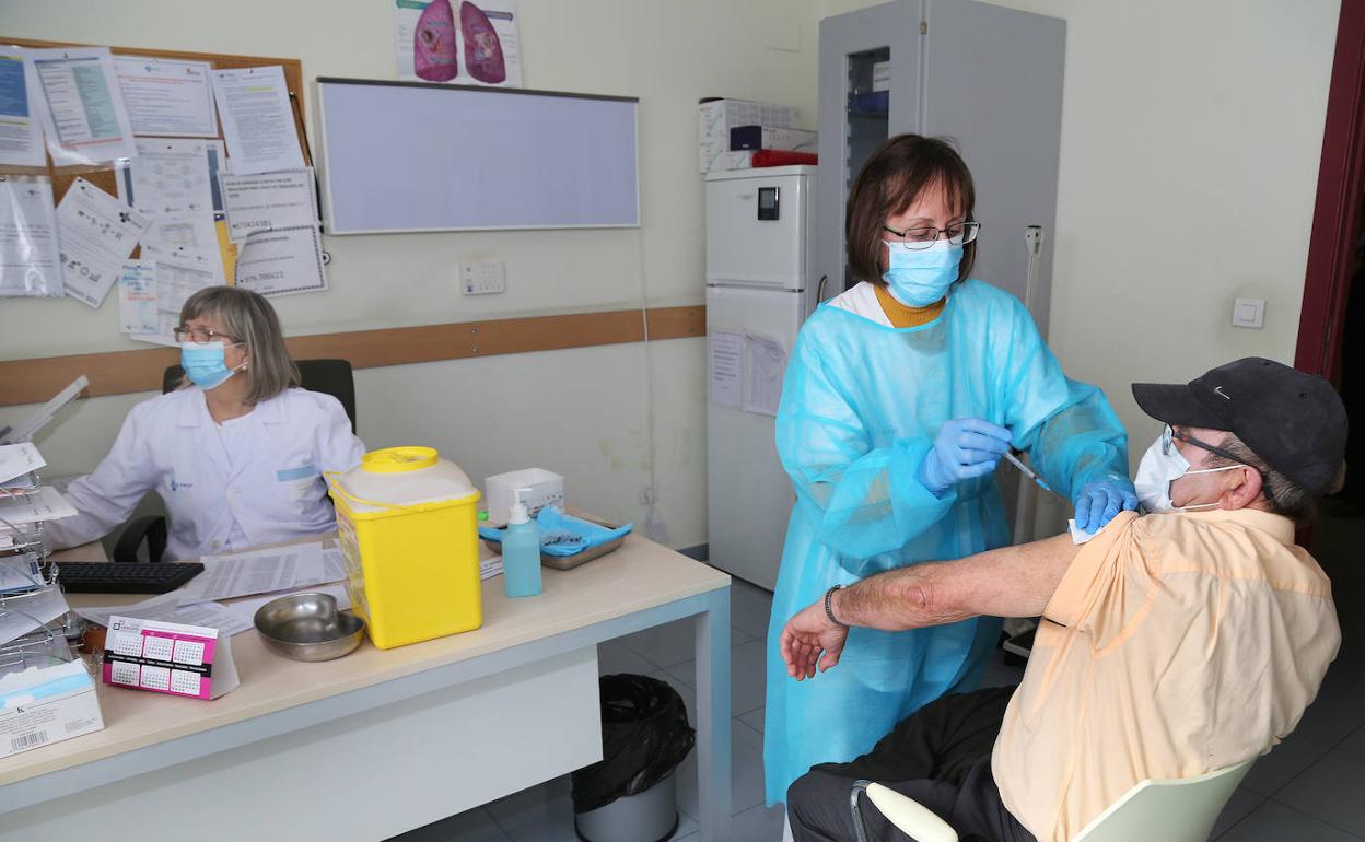 Vacunación ayer en Herrera de Pisuerga. 