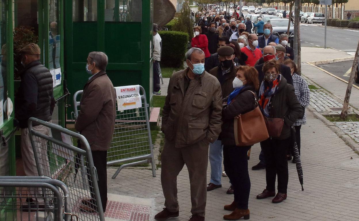 Colas de personas que aguardan su turno de vacunación contra la covid, este jueves, en el Pedro Delgado de Segovia. 