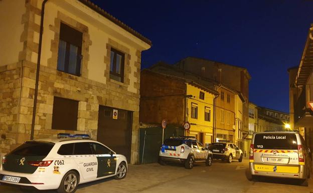 Vehículos policiales en la calle donde fue detenido el agresor.