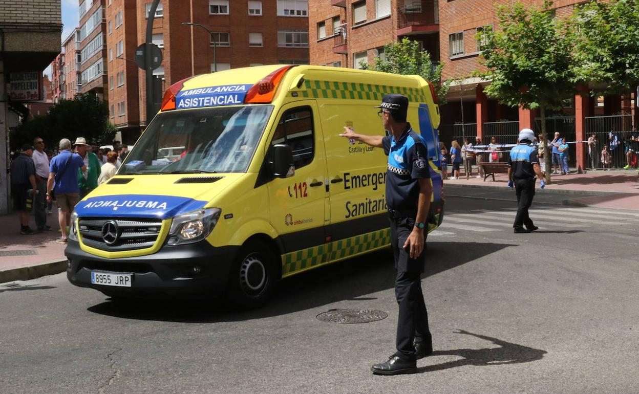 Imagen de archivo de una ambulancia y agentes de policía.