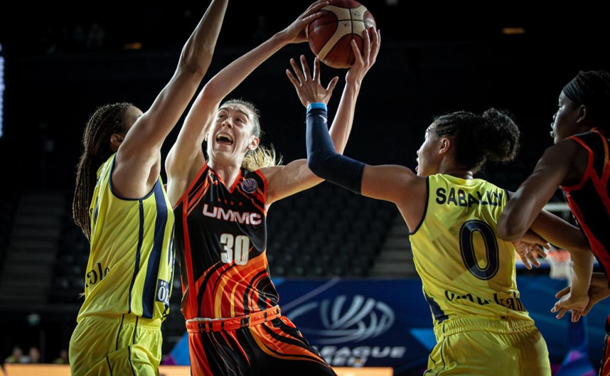 Breanna Stewart, ante dos rivales del Fenerbahce. 
